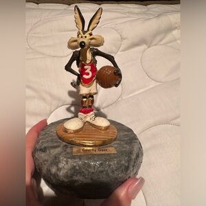Wile E. Coyote Courtly Gent Basketball Figurine, Warner Bros. By Ron Lee 1993